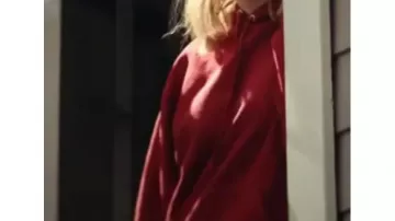 La película de grandes éxitos: Lucy Boynton lleva una sudadera con capucha roja para interpretar a Harriet Gibbons