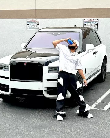 Chapeau ajustable avec logo blanc Celine porté par El Alfa sur le compte Instagram @elalfaeljefe