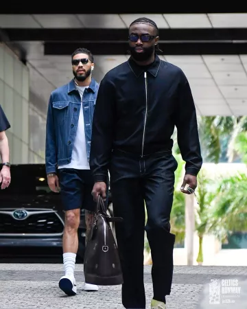 Veste Prada en coton noir à point contrasté portée par Jaylen Brown sur le compte Instagram @celtics