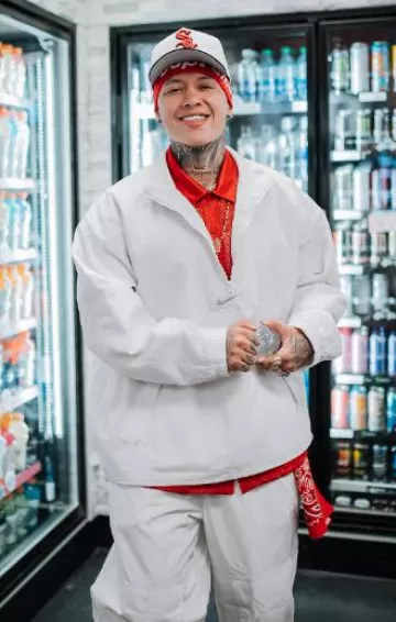 Chaqueta Nike x Supreme White & Red-Swoosh Anorak usada por Blessd en la cuenta de Instagram @blessd