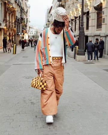 Ceinture Louis Vuitton Yellow Pop Damier & Gold 'LV Initiales' portée par JuJu sur le compte Instagram @juju