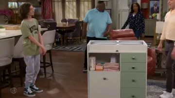 Camiseta gráfica Art Class Boys' Gamer 'Level Up' usada por Grover Johnson (Hank Greenspan) como se ve en The Neighborhood (S06E09)