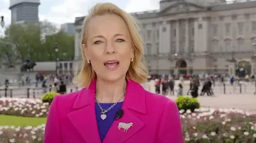 Abrigo de lana a medida de Zara en fucsia usado por Daisy McAndrew como se ve en Today el 29 de abril de 2024