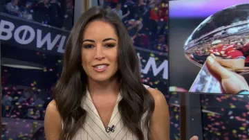 Reiss Andie Robe-manteau sans manches à rayures en neutre portée par Kaylee Hartung comme on le voit dans Aujourd’hui le 29 avril 2024