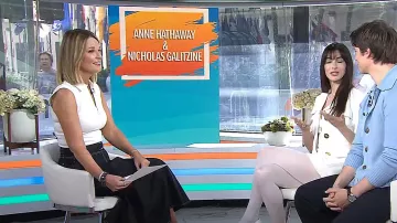 Polo sin mangas con cremallera y Akris Punto usado por Savannah Guthrie como se ve en Today el 29 de abril de 2024
