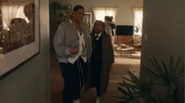 Cinq à Sept Pivoine Brodée Long Pauline Bomber porté par Delilah (Laya DeLeon Hayes) comme on le voit dans The Equalizer (S04E07)
