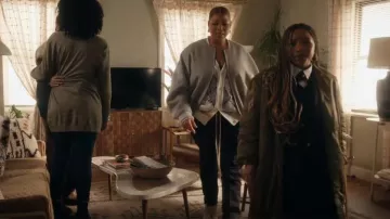 Baskets en cuir Versace Trigreca portées par Robyn McCall (Queen Latifah) dans The Equalizer (S04E07)