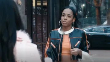 Veste en cuir PU Fashion Nova Muscle Car Crop portée par Kelly (Krystal Joy Brown) comme on le voit dans The Equalizer (S04E07)