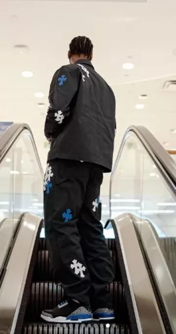 Pantalones de carpintero negros con corazones cromados con cruces blancas y azules usados por Key Glock en la cuenta de Instagram @gunna
