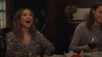 Veronica Beard Mertie Blusa usada por Eddie Janko (Vanessa Ray) como se ve en Blue Bloods (T14E07)