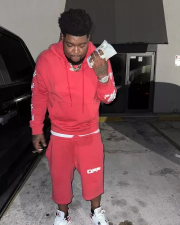 Short de survêtement Airport Tape Diag rouge cassé porté par BossMan Dlow sur le compte Instagram @bossman_dlow