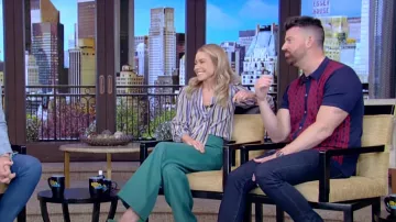 Pantalones Tyrah de Acne Studios usados por Kelly Ripa como se vio en VIVO con Kelly y Mark el 29 de abril de 2024