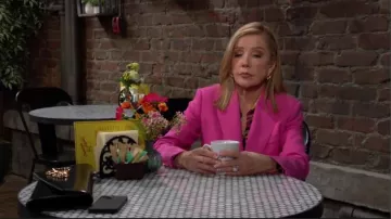 Blazer sastre cruzado de Max Mara Gin usado por Nikki Reed Newman (Melody Thomas-Scott) como se ve en The Young and the Restless el 29 de abril de 2024