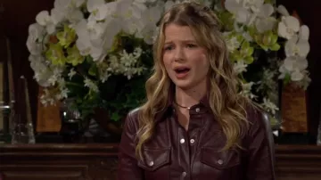 Mini vestido camisero de cuero™ sintético de Avec Les Filles en Raisin usado por Summer Newman (Allison Lanier) como se ve en The Young and the Restless el 29 de abril de 2024