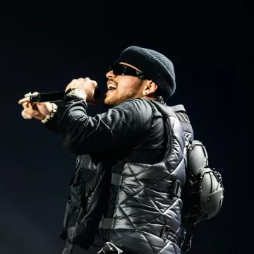 Lunettes de soleil Prada noires rectangulaires 'Symbole' (PRA19S) portées par Jesus Ortiz Paz sur le compte Instagram @jesusortizpazfr