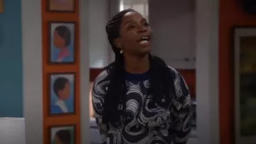 Suéter Oaklyn usado por Abishola (Folake Olowofoyeku) como se ve en Bob Hearts Abishola (T05E12)