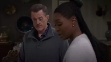 Banana Republic bouton pull porté par Bob (Billy Gardell) comme on le voit dans Bob Hearts Abishola (S05E12)
