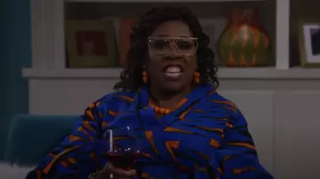 Kejeo Designs Chemisier à manches porté par Kemi (Gina Yashere) comme on le voit dans Bob Hearts Abishola (S05E12)