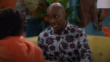 Inc international Concepts portés par Chukwuemeka (Tony Tambi) comme on le voit dans Bob Hearts Abishola (S05E12)