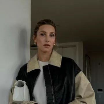 Pendientes Khai de joyería de hiedra usados por Whitney Port aquí Publicación de Instagram el 9 de febrero de 2024