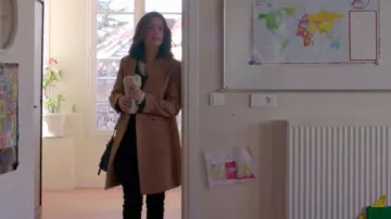 El abrigo beige de longitud media de Clementine (Lucie Lucas) en Clem (Temporada 9, Episodio 6)