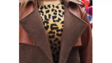 Trench-coat marron porté par Robyn McCall (Queen Latifah) comme on le voit dans The Equalizer (S04)