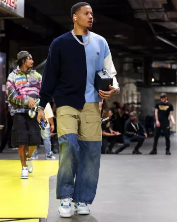 Pull Loewe bleu marine, blanc et bleu clair colorblock porté par Markelle Fultz sur le compte Instagram @nbafashionfits