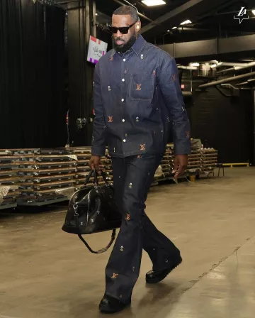 Louis Vuitton Black Square 'LV Rise' Sunglasses worn by LeBron James on the Instagram account @lakers