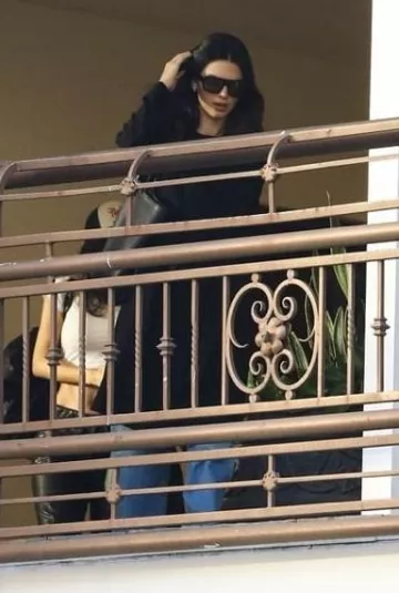 Lunettes de soleil Vehla Kaia portées par Kendall Jenner au Sushi Park le 1er mai 2024