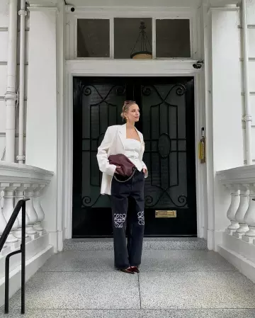 Zapatos de tacón destalonados Saint Laurent Lee en charol usados por Leonie Hanne en Blogpost el 26 de abril de 2024