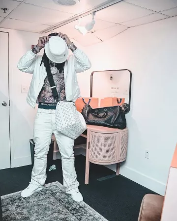 Sac Louis Vuitton Black Monogram 'Keepall 55' porté par Money Man sur le compte Instagram @moneyman