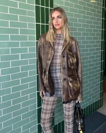 Bolso con asa superior de cuero de napa Miu Miu Matelasse usado por Chiara Ferragni en su historia de Instagram el 1 de mayo de 2024