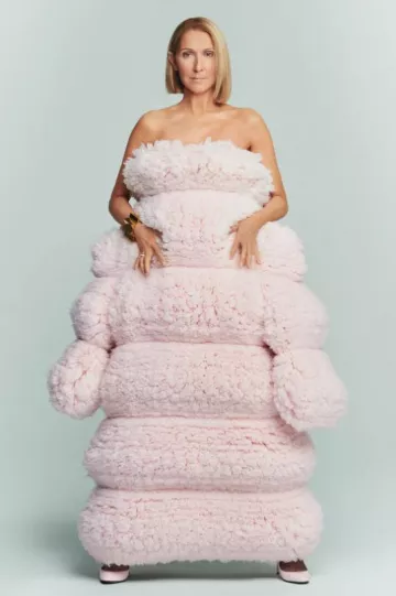 Manteau bulle matelassé en fausse fourrure Alaïa porté par Céline Dion chez Vogue France en mai 2024