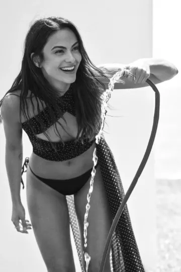 Dolce & Gabbana Top en mousseline de soie imprimé à pois noirs avec écharpe porté par Camila Mendes à Vogue Mexico en mai 2024