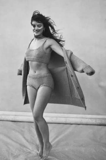 Cardigan Michael Kors en coton et cachemire tricoté à la main porté par Camila Mendes à Vogue Mexico en mai 2024