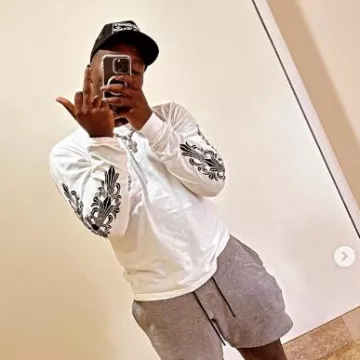Camiseta de manga larga con logotipo de herradura blanco Chrome Hearts usada por Deebo Samuel en la cuenta de Instagram @1deebosr