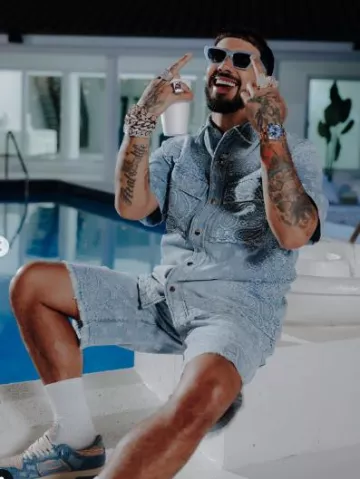 Zapatillas bajas de rafia azul y beige 'Skel-Top' de Amiri que lleva Anuel AA en la cuenta de Instagram @anuel