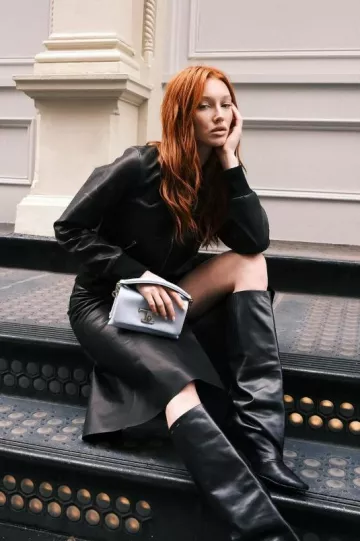 Chaqueta bomber Tod's en cuero usada por Meredith Duxbury en su publicación de Instagram el 19 de abril de 2024