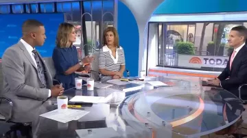 Vestido de suéter midi a rayas A.L.C. Darcy usado por Hoda Kotb como se ve en Hoy el 1 de mayo de 2024