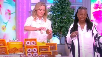 Camisa corta con ribete de encaje de la colección Michael Kors usada por Sara Haines vista en The View el 30 de abril de 2024