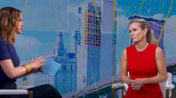 Vestido midi de punto sin mangas fruncido de la colección Michael Kors usado por Jennifer Ashton como se vio en Good Morning America el 1 de mayo de 2024