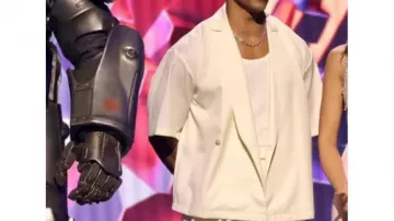Fallout TV series outfits: Maximus (Aaron Clifton Moten) is wearing Black Belted Costume in season 1