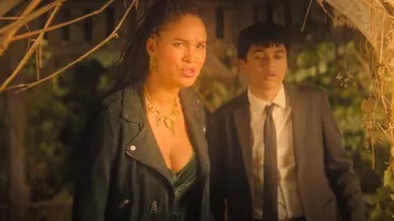 Chaqueta motera de gamuza Balfern de Todos los Santos usada por Helen Grace (Joy Bryant) como se ve en The Spiderwick Chronicles (T01E08)