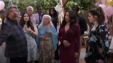 Robe mi-longue Young, Fabulous & Broke Genesis portée par Rosie (Selenis Leyva) comme on le voit dans Lopez vs Lopez (S02E10)