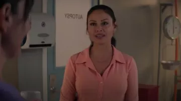 Équipement Haut Quinne Femme En Rose Délavé porté par Jane Tennant (Vanessa Minnillo) comme on le voit dans NCIS : Hawai’i (S03E09)