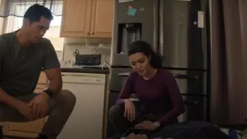 Michael Lauren Alick T-shirt à manches longues porté par Lucy Tara (Yasmine Al-bustami) dans NCIS : Hawaï (S03E09)