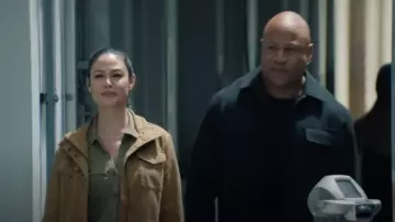Veste Prana Sancho portée par Jane Tennant (Vanessa Minnillo) dans NCIS : Hawaï (S03E09)