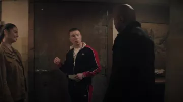 Survêtement de mode Fila Navy Ecru Red Velour porté par l’ASAC du FBI Michael Curtis (Derek Phillips) comme on le voit dans NCIS : Hawaï (S03E09)