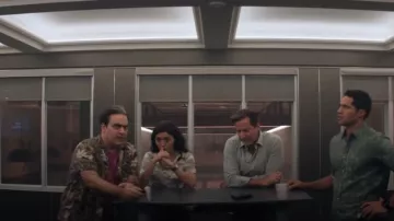 Atm Anthony Thoma Melillo Camiseta de algodón con estampado de camuflaje usada por Lucy Tara (Yasmine Al-bustami) como se ve en NCIS: Hawai'i (S03E09)