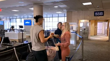 Beis La bolsa de viaje de fin de semana usada por Ariana Madix como se ve en Vanderpump Rules (T11E14)